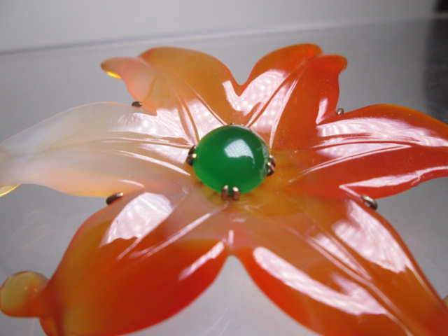 【江月】アンティーク・本瑪瑙に緑石飾り 花の美しいブローチ 12,79g拍卖