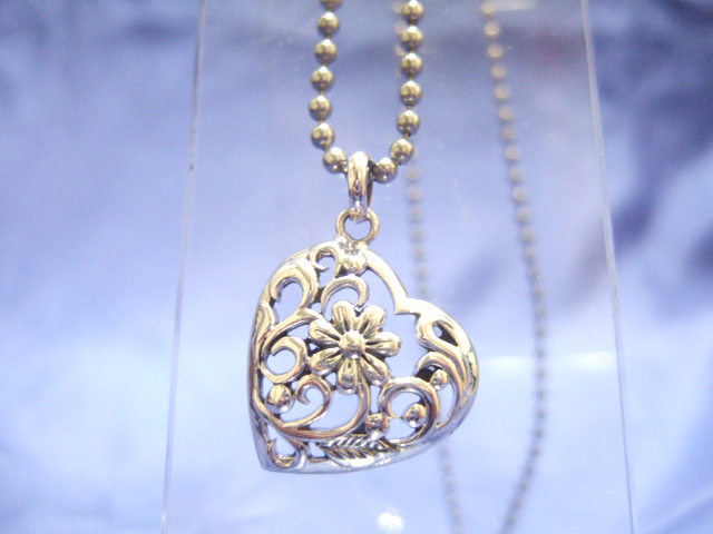 横浜最新 SILVER925銀ペンダントハート♪花透かし柄3.8グラム 巾21ミリ 送料220円ξgtξ ξ32s拍卖