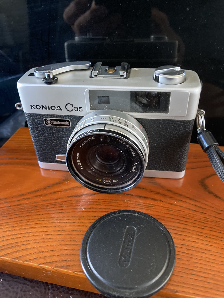 【KONICA C35 フイルムカメラ】透視ファインダー式 35mm ケース ストラップ付き【22/12 RD-2】拍卖