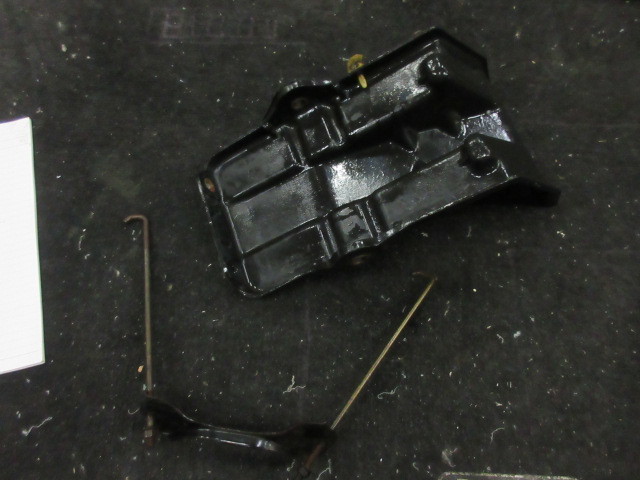 ★28R4G6852 Y30 セドグロ 純正バッテリー土台 ステー付 4ドア車 修理やストック等に拍卖