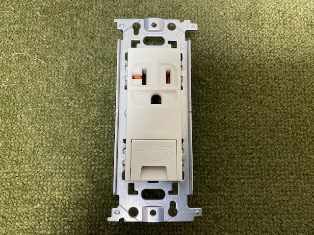 倉庫整理品:新品・未使用 パナソニック 15A・20A兼用 埋込アースターミナル付き接地コンセント WN1931拍卖
