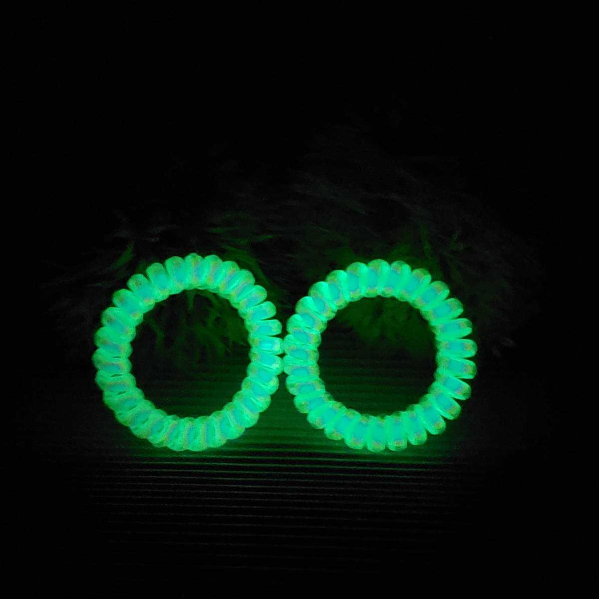 ⑨ ◆ 蓄光 ◆ リストコイル 2個 ( レインボー ) /  夜光 スパイラル スプリング ヘアゴム マーカー リストバンド グロー拍卖