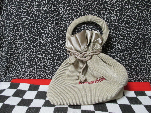 ★Kawana Hotel 川奈ホテル 横浜 アメニティー 巾着袋 ポーチ サテン エレガントな手提げ ベージュ色 赤文字 未使用美品 非売品拍卖