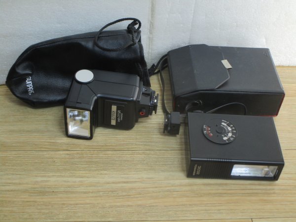 カメラ用外付けフラッシュ2個■東芝3032(ハードケース入り)+サンパック Sunpak auto22SR THYRISTOR(ソフトケース入り)拍卖
