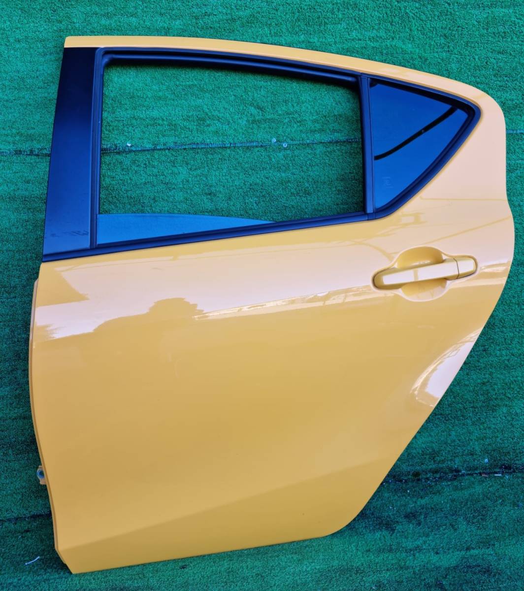 トヨタ アクア NHP10 リアドア 左 (5A3 イエロー)拍卖