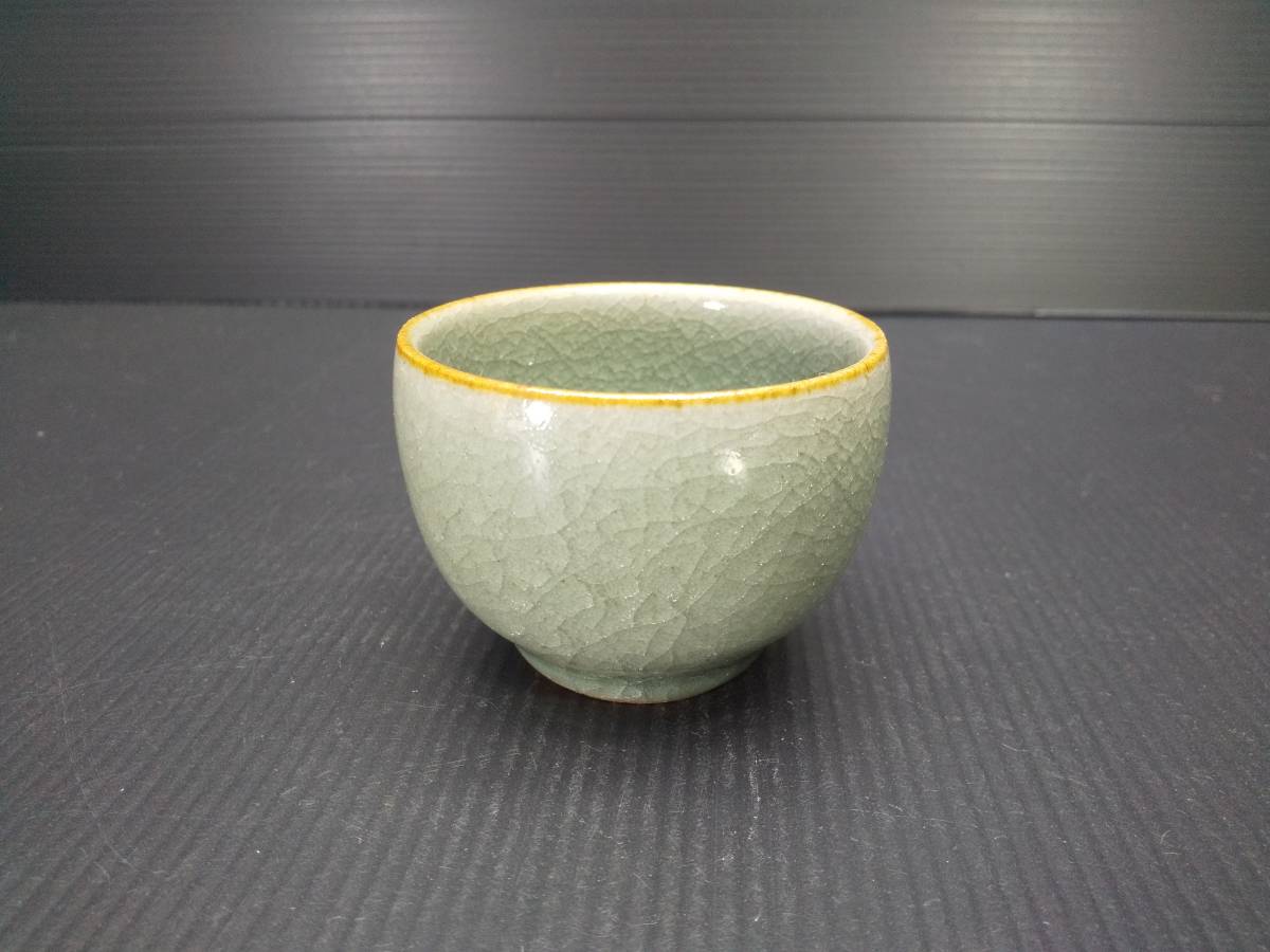 青瓷ぐい呑 圓田拓男作 共箱 美術年鑑掲載作家【色、貫入がとても美しい!】青瓷 青磁 盃 ぐい呑 ぐい呑み 酒器 陶芸作家 手作り拍卖