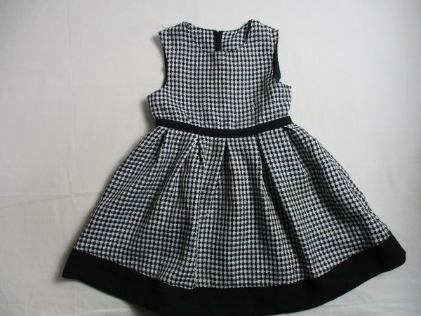 BE740【(株)西松屋チェーン】千鳥格子様模様 裏地付き 袖無 ジャンバースカート 女児 白・黒 110拍卖