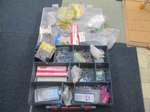 ステンレスネイル ビス MAXネイル ステンレスリングネイルなどが満載の携行型工具箱拍卖