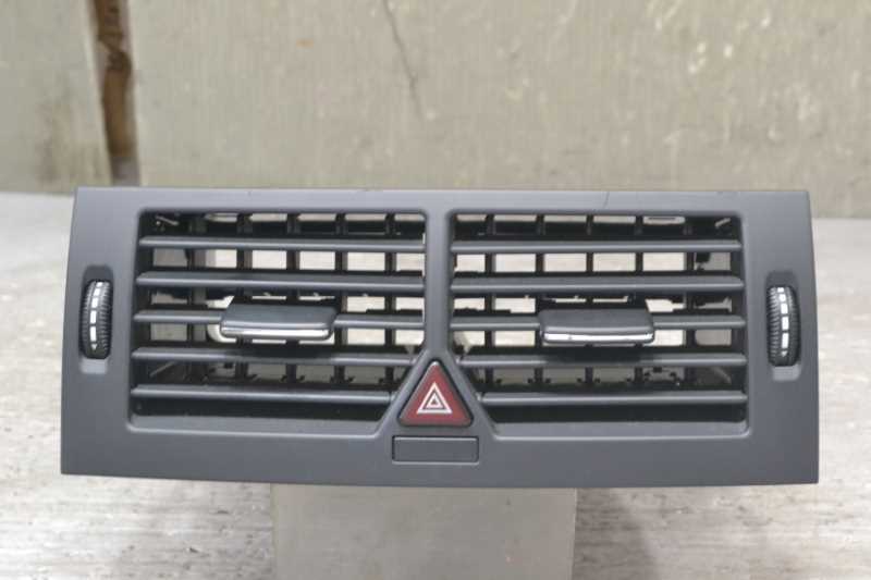 ベンツ A180 W169 右ハンドル 後期(169032) 純正 破損無 取付OK 動作保証 エアコンセンター吹出口 ハザードスイッチ付 トリム311A K066383拍卖