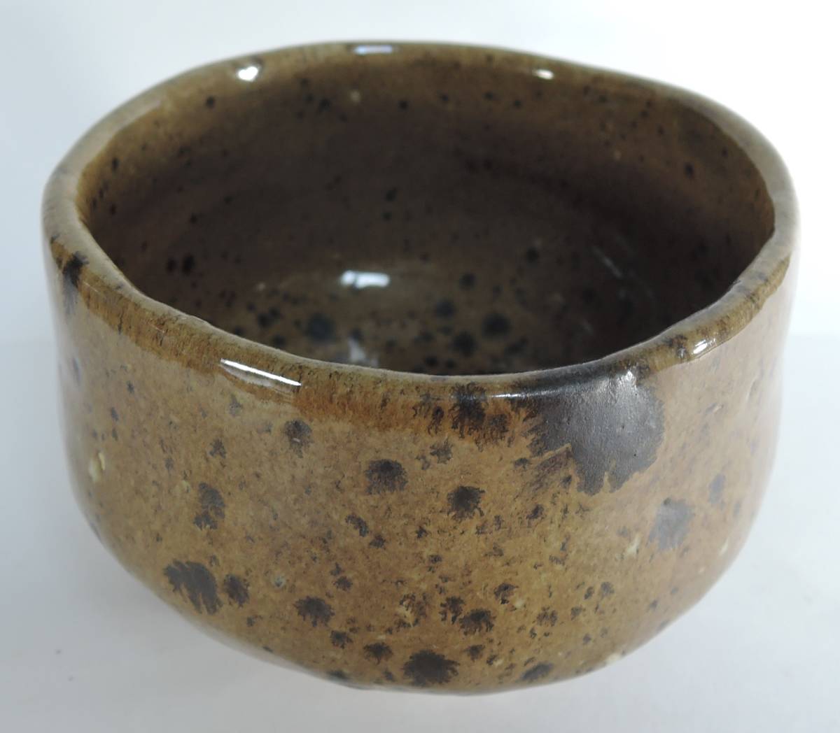 ☆15G■抹茶茶碗 黒い(こげ茶)点がたくさん■銘有り拍卖