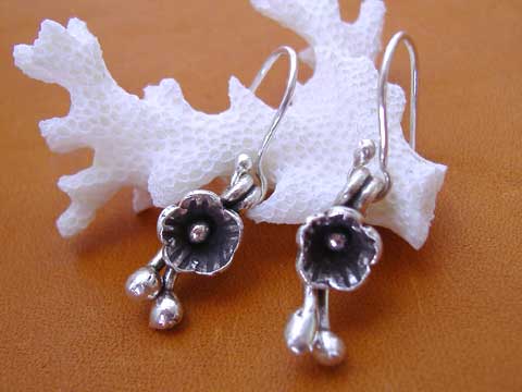 ◆カレン族シルバービーズ 花ピアス04◆フラワー拍卖