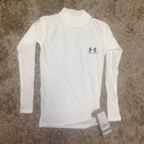 劇レア 小さめサイズ UNDERARMOUR ヒートギアロングスリーブコンプレッションモックネックシャツ YMDサイズ 新品タグ付拍卖