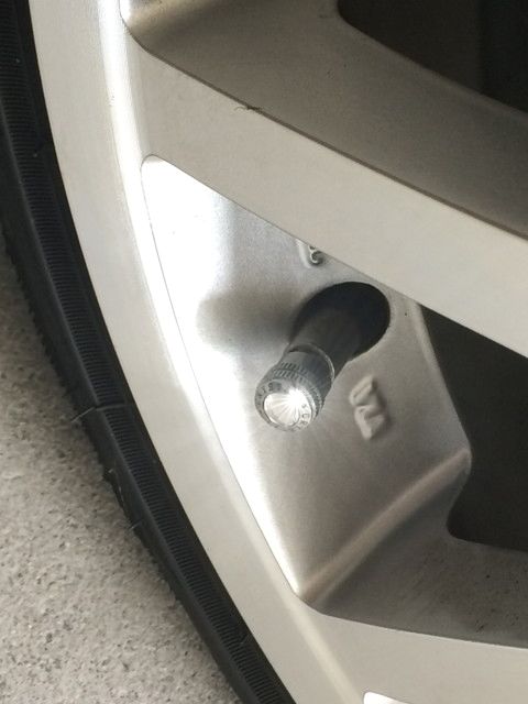 送料込 ラグジュアリークリスタルエアバルブキャップ ガンメタ ホイール ホイル タイヤ エアロ スポイラー ホンダ トヨタ スズキ ミツビシ拍卖