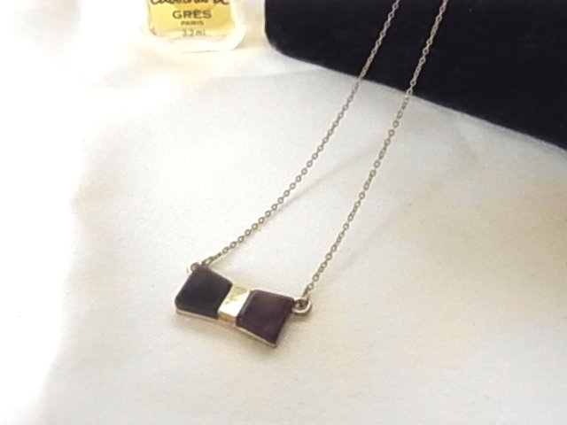 KAZA ブラウンカラーのストーン リボンのように見えるデザインのトップ アジャスターにKAZAの刻印 ネックレス◎拍卖