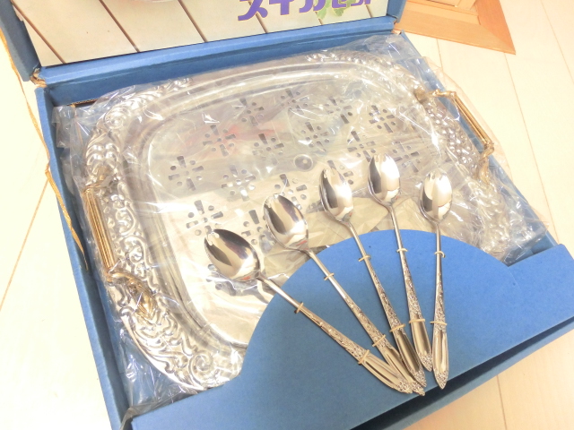 来客用 フルーツトレイ&先割れスプーンセット ステンレス製 (果物汁切り盆)拍卖