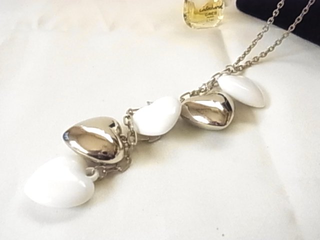 ハート 白と銀色のハートが印象的なトップ 揺れるデザイン ロングネックレス♪拍卖
