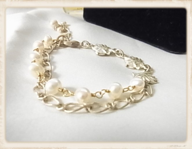 パール調ビジュー2連部分と 薔薇のモチーフの1連のコンビデザイン アジャスターまで可愛いブレスレット▽拍卖