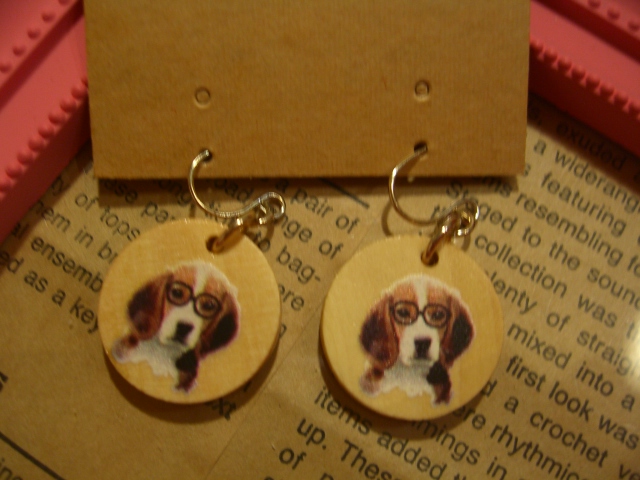 即決☆ 可愛い☆新品☆ ウッドプリント サングラスをかけたビーグル犬 ピアス ♪ 木 イヌ いぬ 両耳拍卖
