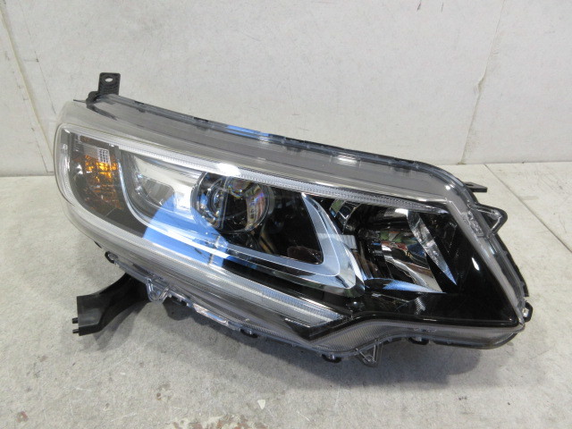 ホンダ フリード HV GB7 純正 LED 右ヘッドライト拍卖