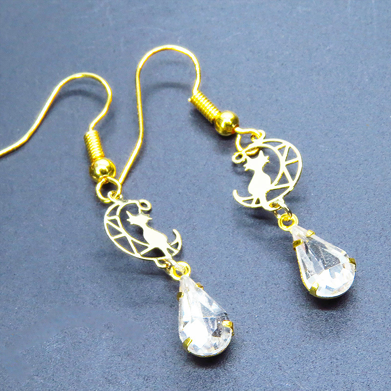 ゴールドカラー 三日月と猫のシルエットの透かしとティアドロップのクリアガラスの大人可愛いピアス サージカル可拍卖