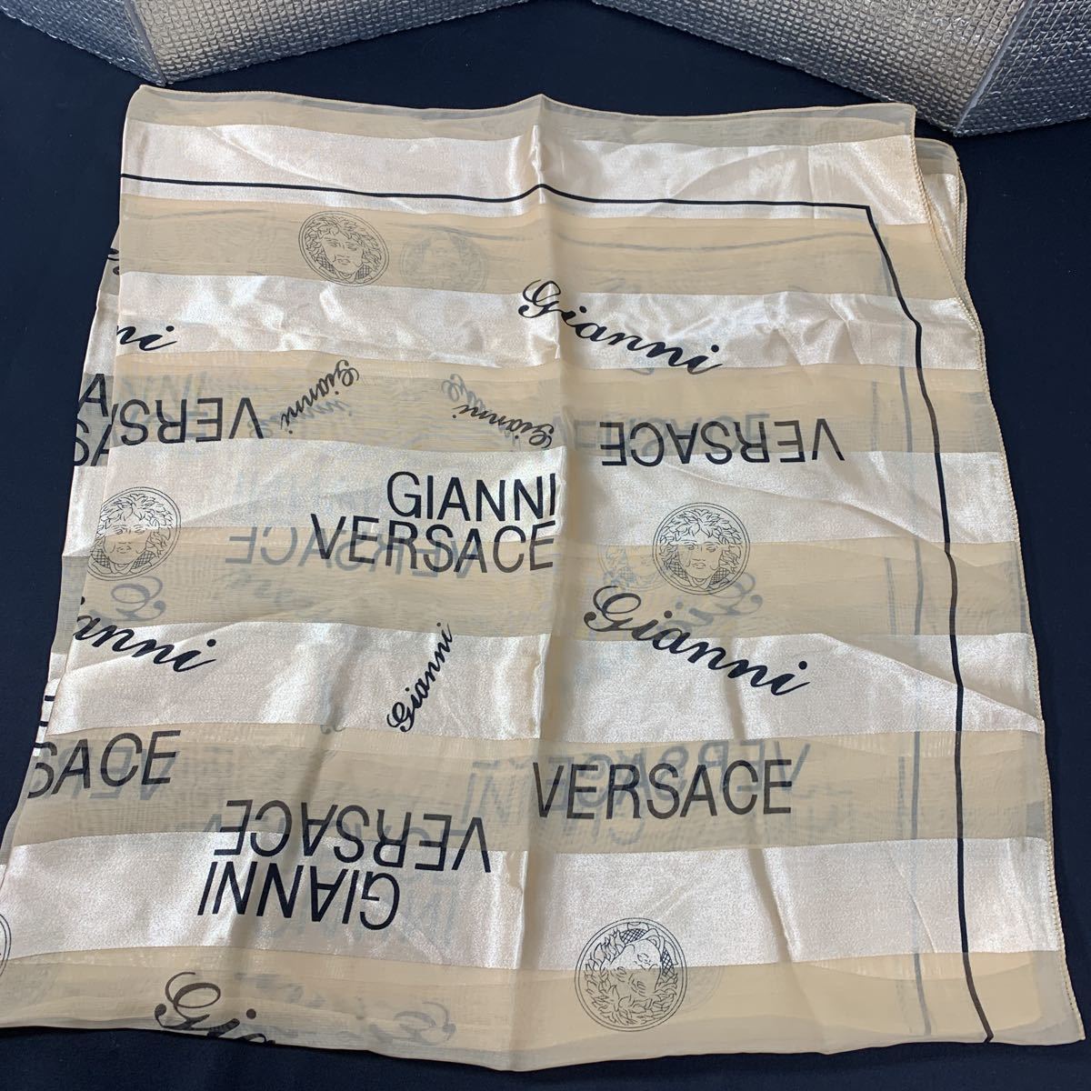 ★大阪堺市/引き取り可★VERSACE オールドヴェルサーチ スカーフ ストール 約100×100cm 80~90年代 レア コレクション グッズ レトロ★拍卖