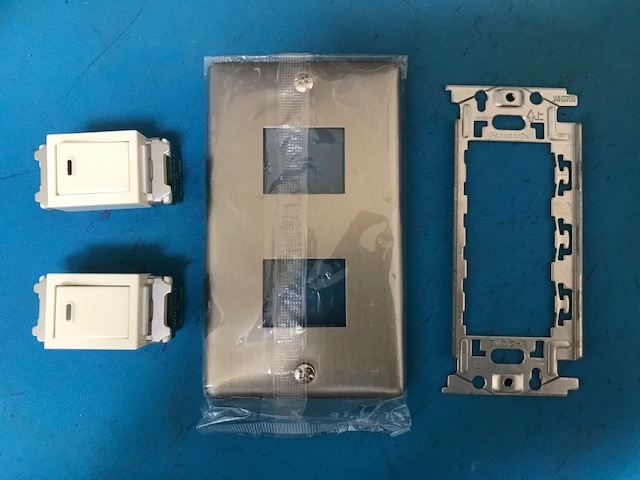 新品・未使用 パナソニック フルカラー片切スイッチ 2個 他付属品セット拍卖