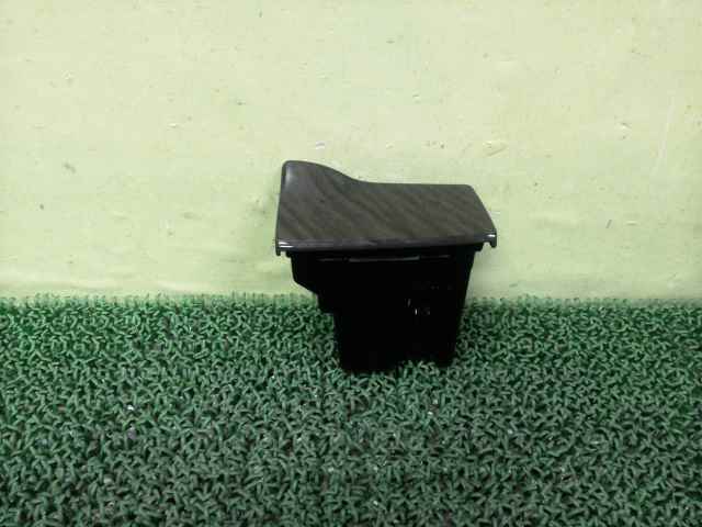★ UZS186 トヨタ 純正 クラウン マジェスタ 右 リア ドア 灰皿 1A431-007G ★管276965拍卖