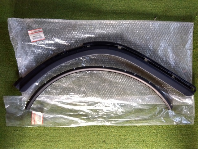 【新品】三菱ふそう キャンター フェンダーアーチ 左側 MK403145 ウェザストリップ付 MK403153 ホイールハウスモール FEA50拍卖