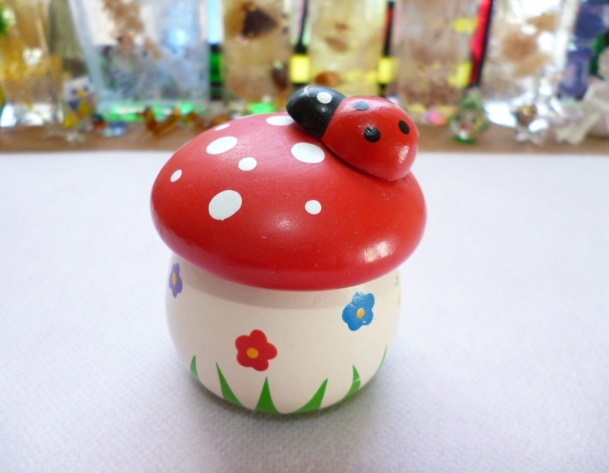 Й キノコにてんとう虫 小物入れ ピルケース Й 木製 小箱 ケース きのこ拍卖