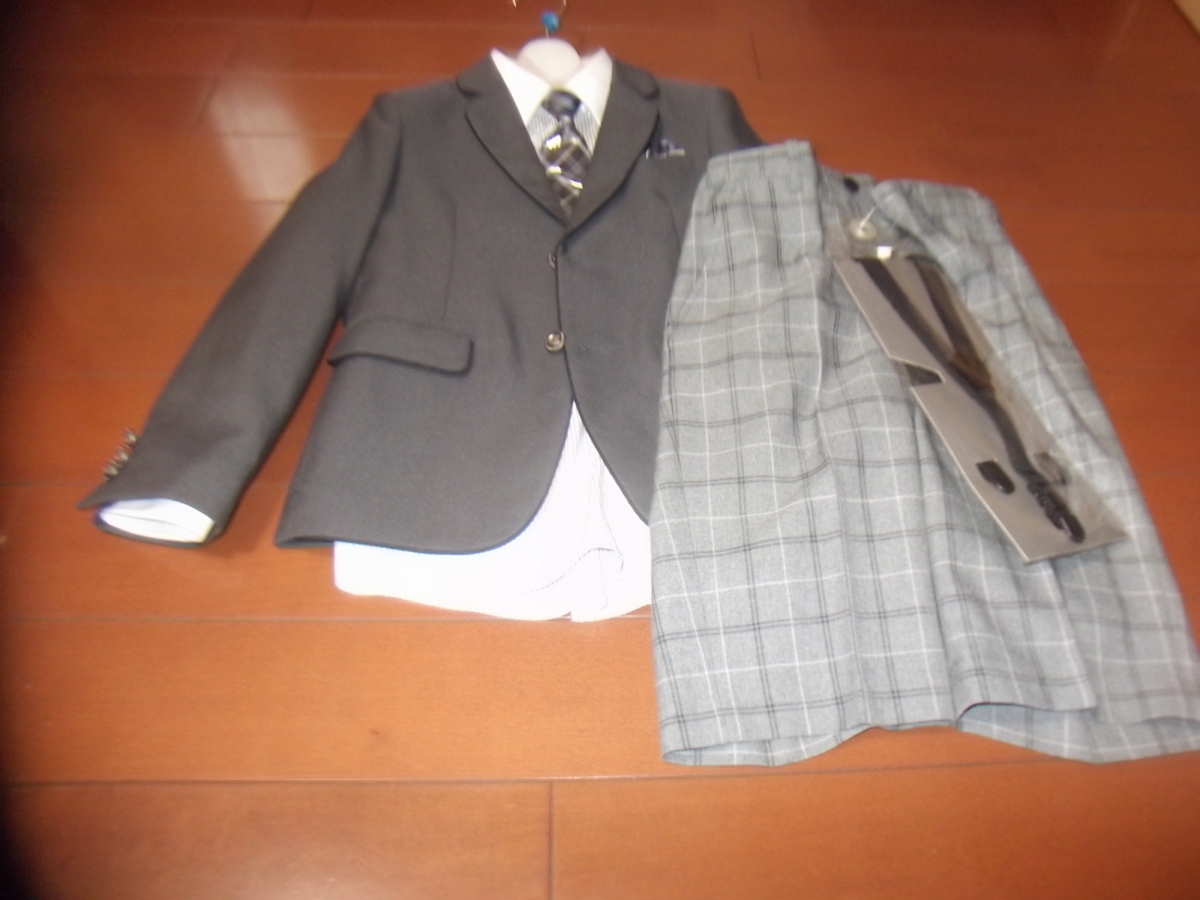 値下げ 新品 男児 スーツ サイズ130 切手可 920円発送可 格好いい お出かけに 入園 入学拍卖