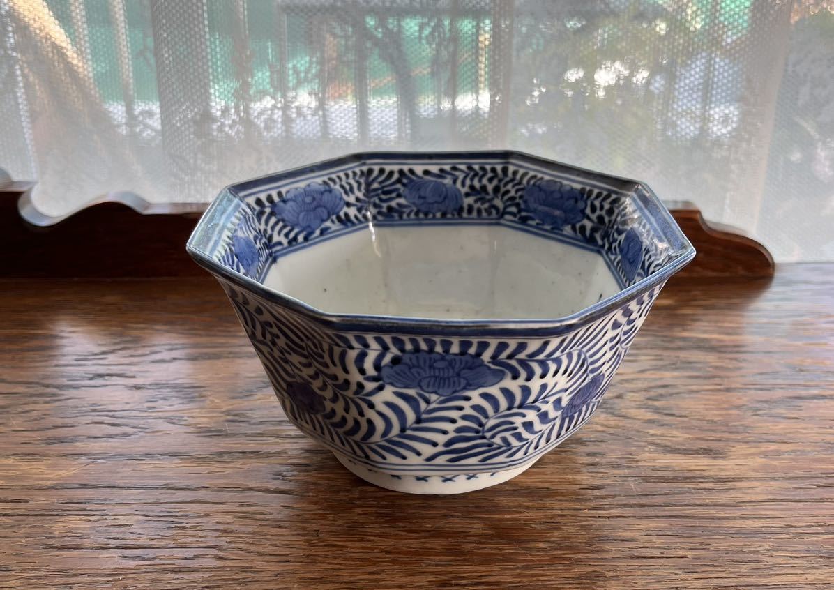 唐草牡丹 染付 八角鉢 手書き 盛り鉢 牡丹 唐草 古染付 骨董 ビンテージ 美品 個人所有品 青花 八角 鉢拍卖