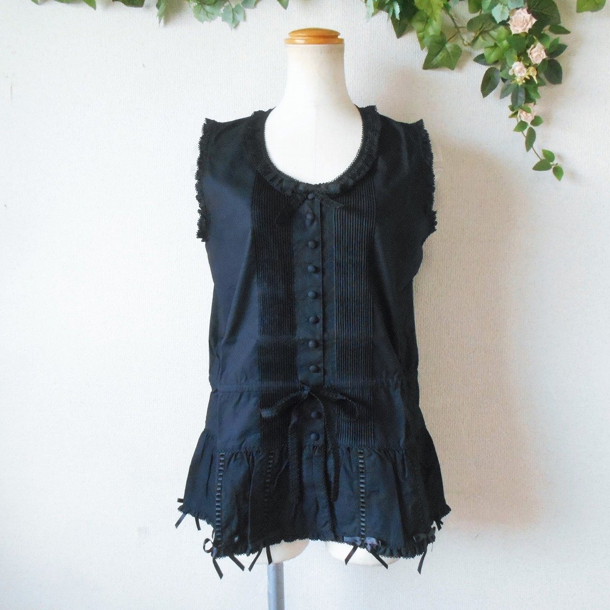 未使用 カネコイサオ KANEKO ISAO ピンタック & はしご リボン 使用 ノースリーブ ブラウス 黒拍卖