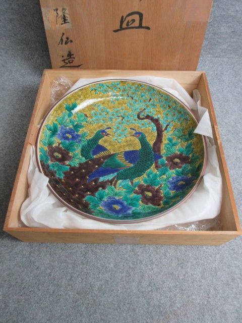 【政】32306 九谷焼飾大皿 孔雀の図 隆仙造 共箱 骨董拍卖