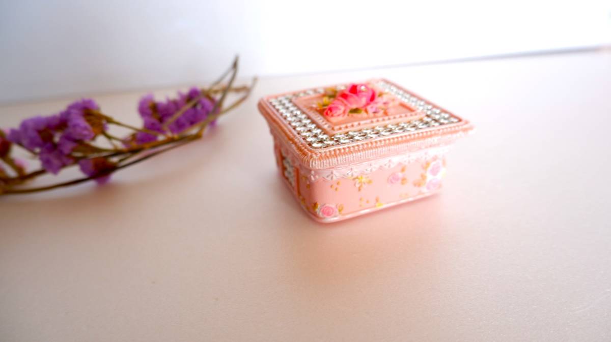 新品 バラモチーフ ラインストーン 小物入れ ジュエリーボックス インテリア拍卖