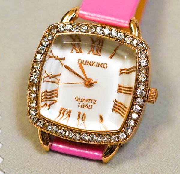 腕時計 アナログ オシャレ 桃 デザインウォッチ かわいい拍卖