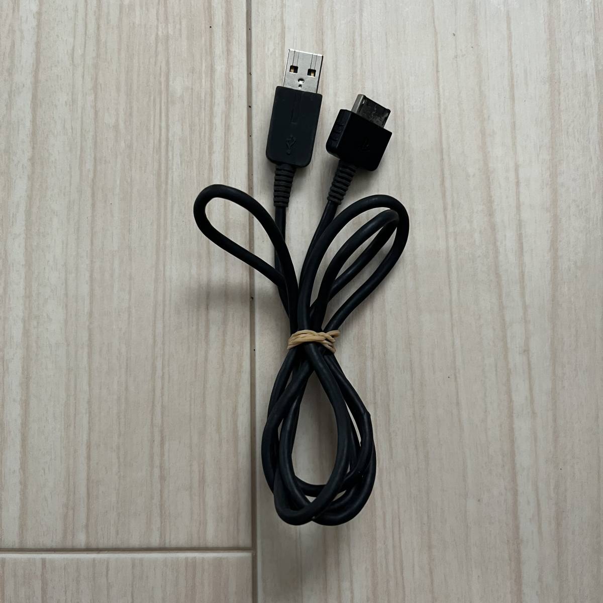 動作未確認 被膜に破れあり PCH1000シリーズ用 USBケーブル PSVITA周辺機器拍卖