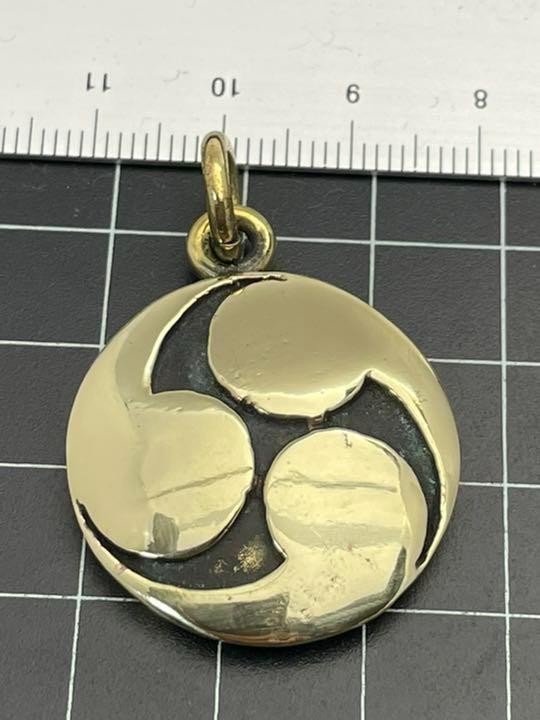真鍮製★家紋ペンダント★キーホルダー★右三つ巴★中サイズ拍卖