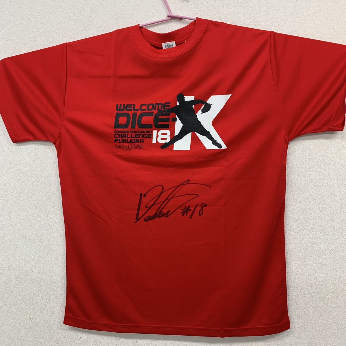 新品、未使用 福岡ソフトバンクホークス 松坂大輔選手のサイン入り 2015入団記念Tシャツ レッド XLサイズ拍卖