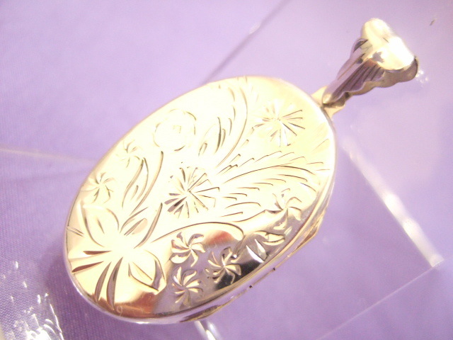 横浜最新 シルバーSILVER925銀魅惑の鏡面仕上げ♪大型ロケットペンダント楕円花模様 9.7gメンズレディース 送料290円ξgtξ ξ18拍卖