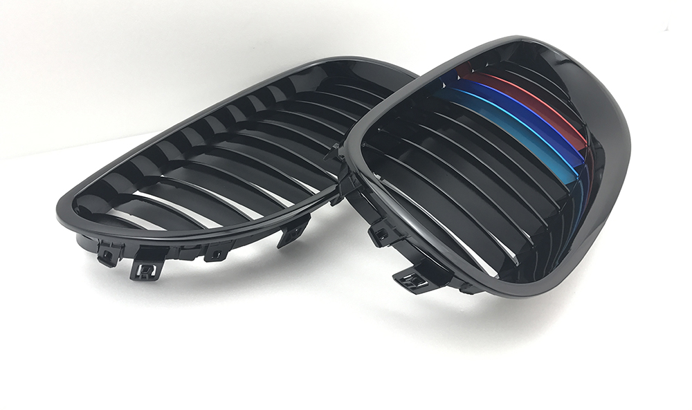 純正交換用 左右セット 取付簡単 在庫有 BMW E60 E61 フロントグリル 光沢黒+金属風Mの3色 ABS 2004-2010拍卖