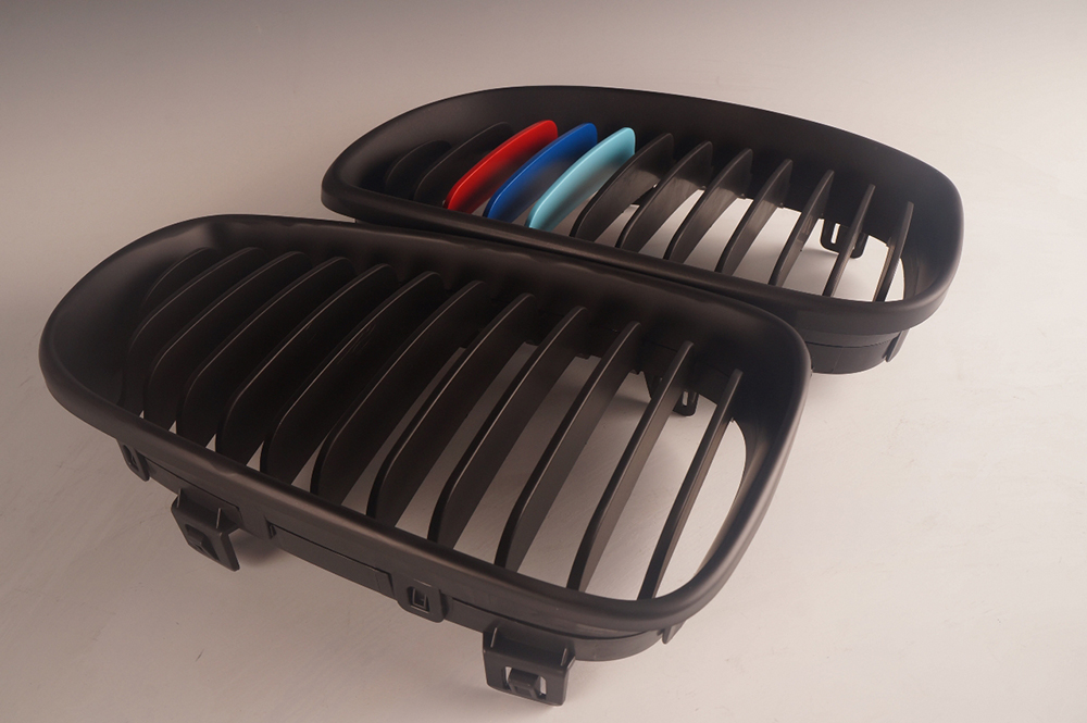 取付簡単 在庫有 純正交換用 左右セット BMW E81 E87後期 / E82E88 フロントグリル 艶消黒+Mの3色カラー ABS拍卖