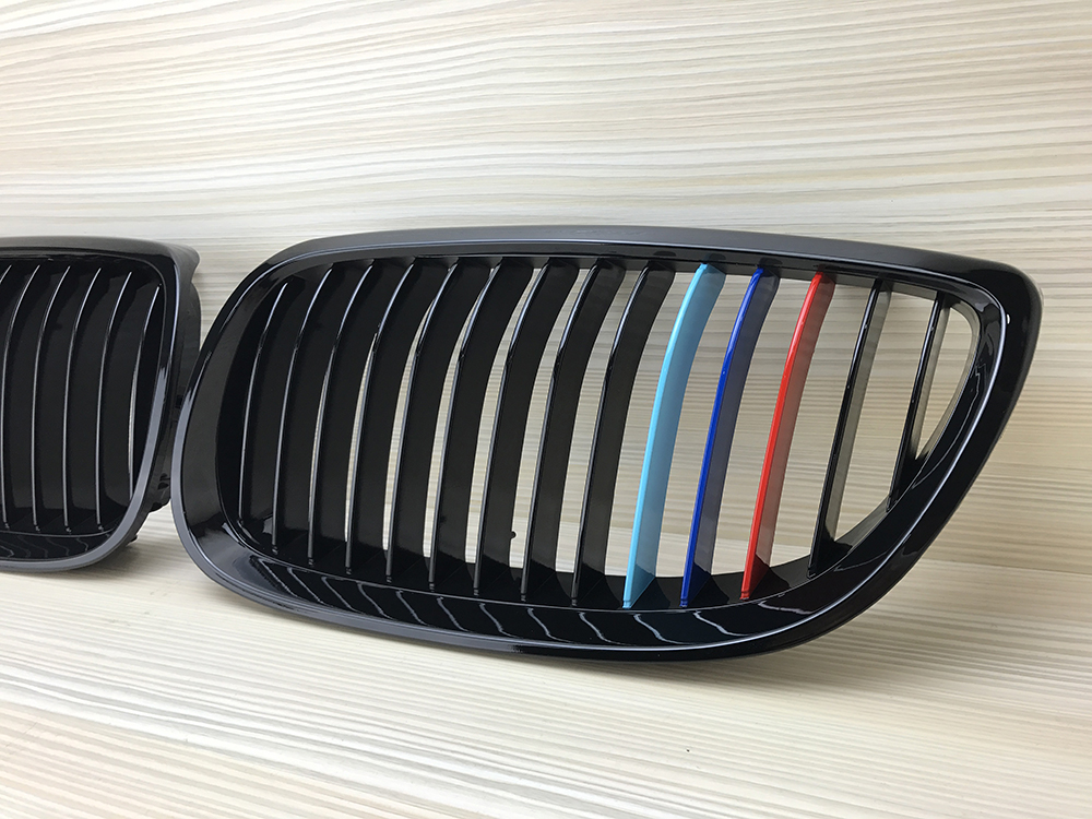 純正交換用 左右セット 取付簡単 在庫有 BMW E92 E93 前期 光沢黒+Mの3色カラー フロントグリル 07-10 M3拍卖