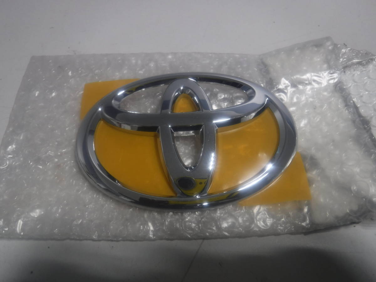 ラブ4アリオンRAV4カルディナ90975-02062アクシオNCP100ラクティス等リアTマーク新品エンブレム リヤ オーナメント トヨタ リアエンブレム拍卖