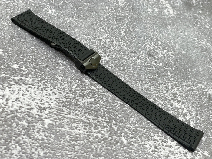 ラグ幅:22mm 腕時計ベルト ラバーベルト カラー:ブラック/ブラック尾錠 タイヤ柄 【取り付け推奨モデル タグホイヤー TAG Heuer】拍卖