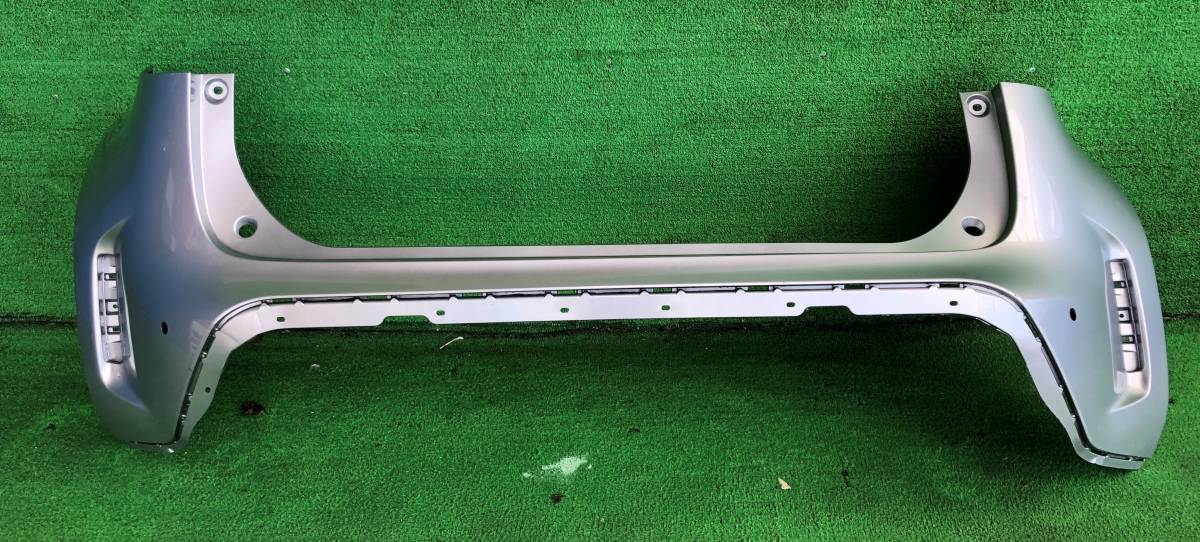 トヨタ ヤリスクロス MXPB10 MXPJ10 リアバンパー 52159-52A90 (シルバー系)拍卖