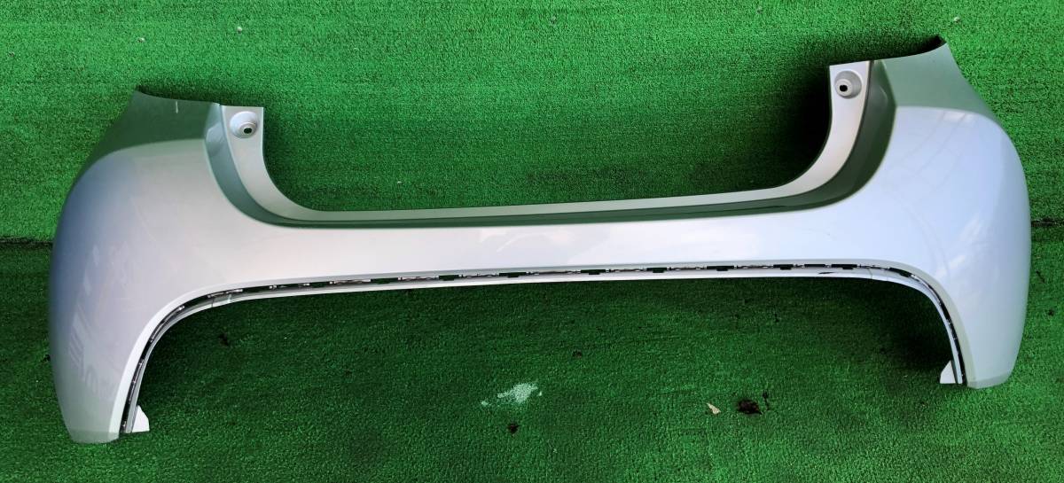 トヨタ ヤリス KSP210 MXPA10 リアバンパー 52159-K0010 (シルバー系)拍卖