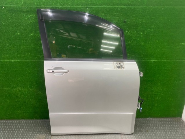 トヨタ ヴォクシー ZRR70W フロントドア 右 運転席側 1F7 67001-28230拍卖