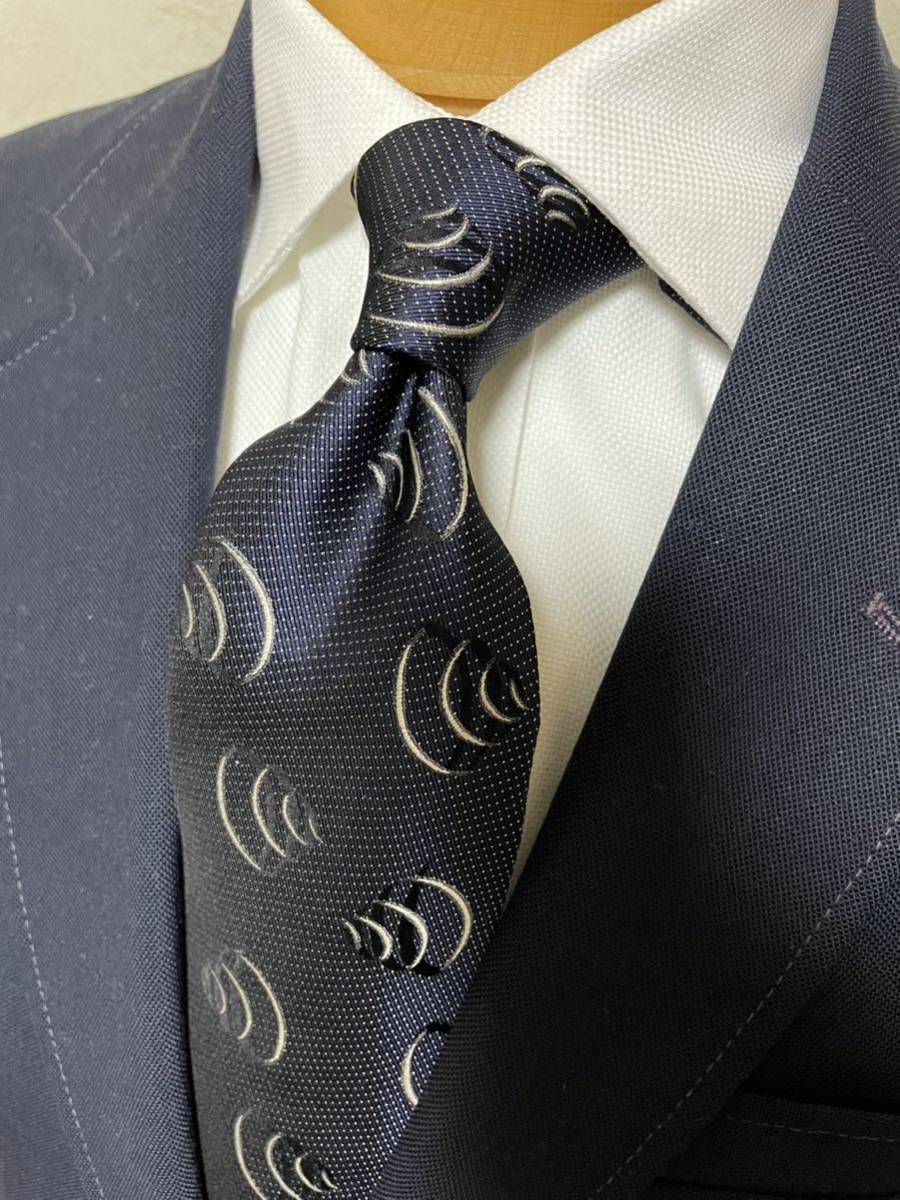【人気】ネイビー 幾何学模様ネクタイ シルク100% 日本製 クリーニング済 人気拍卖