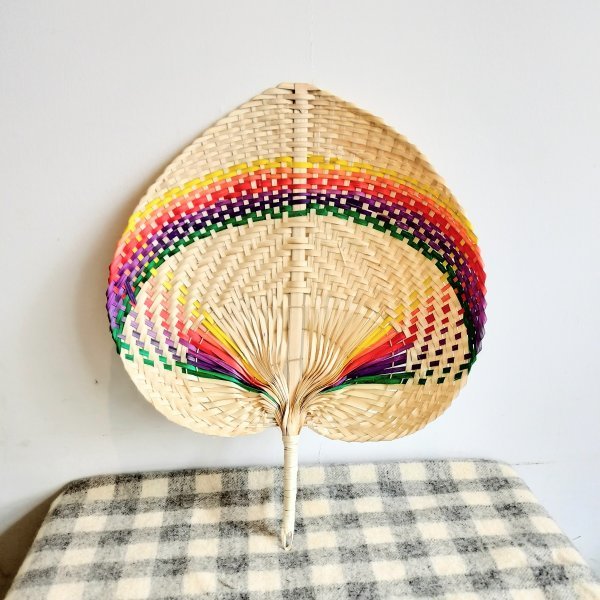 新品&即決◎アジアンうちわ レインボー 大きめサイズ拍卖