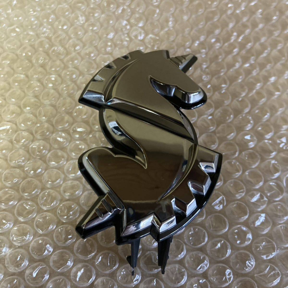 C34系 【未使用】 ステージア 後期 純正グリルエンブレム ユニコーン拍卖